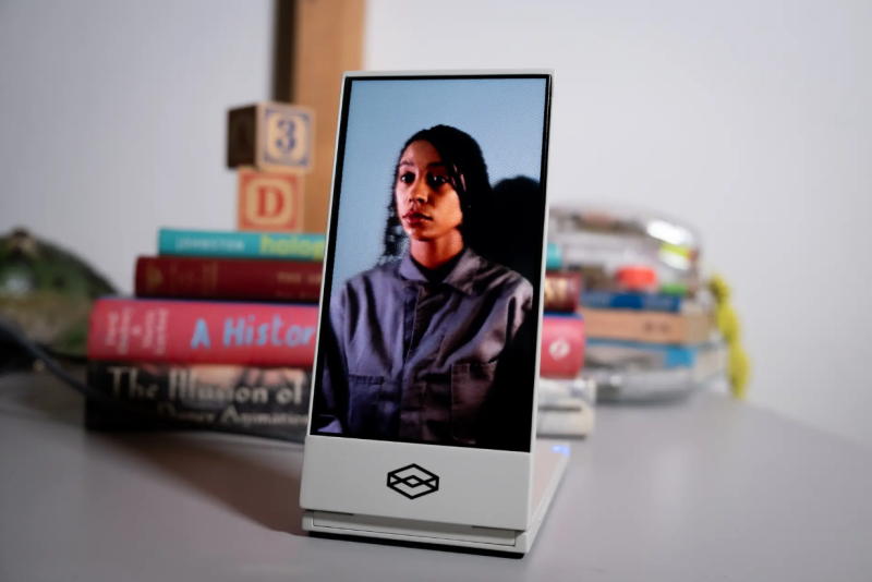 Первый в мире портативный голографический дисплей создан компанией Looking Glass Factory