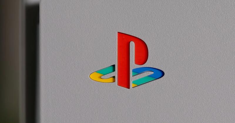 В честь 30-летнего юбилея Sony выпустила – PS5 и PS5 Pro, выполненные в стиле оригинальной 1й PlayStation.