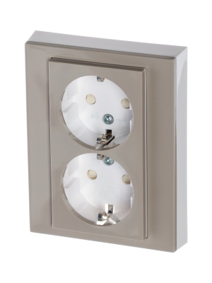 Розетка двойная Levit с заземлением со шторками 16А кофе макиато / белый