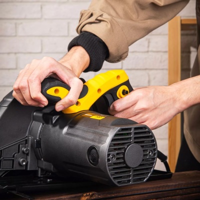 Циркулярная пила Deli DL-YJ235-E1 (2200Вт, 4200об/мин, диаметр диска 235мм, диск в комплекте)