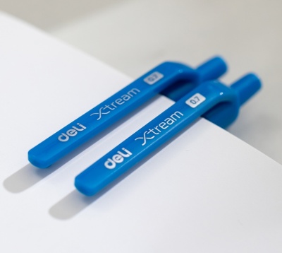 Набор ручек шариков. Deli (EQ20-MT-BL) синий полупр. d=0.7мм син. черн. блистер ев. (5шт) Пулевидный наконечник 5 ручек