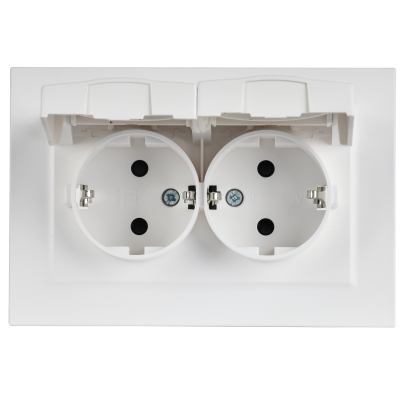 BRITE Розетка 2-местная с заземлением с защитными шторками и крышкой 16А в сборе IP44 РСбш12-3-44-БрАБ арктический белый IEK